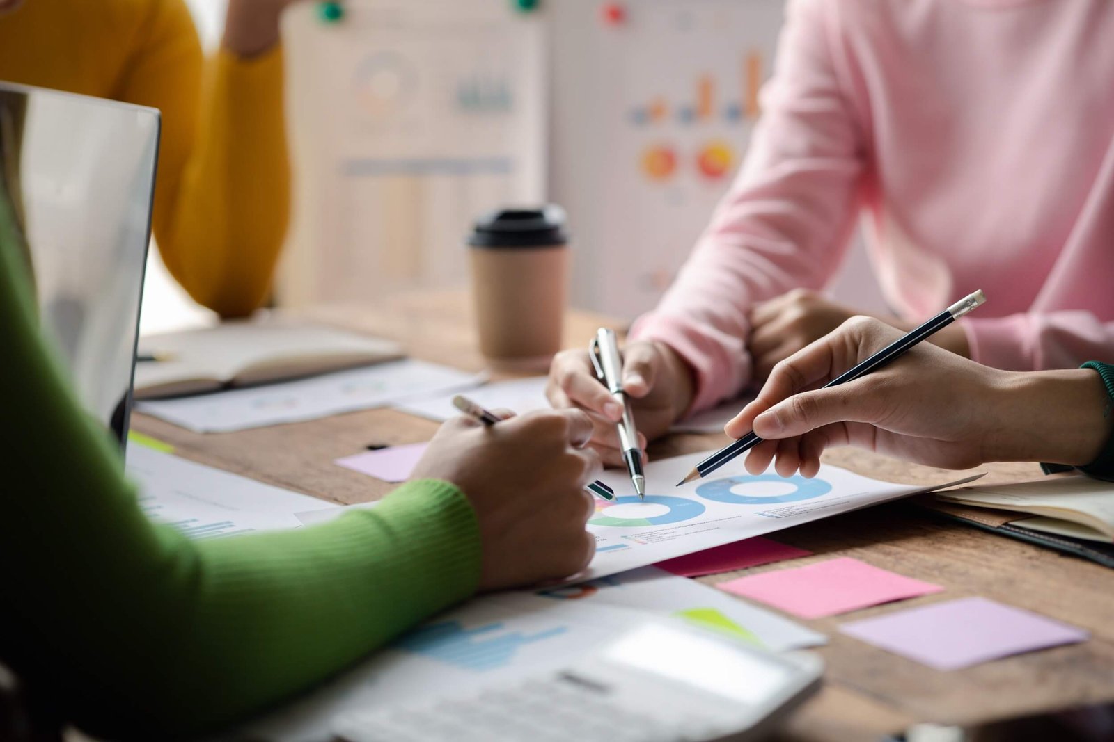 group businessman attended a meeting with executiv rg2guze.jpg